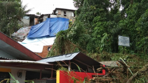 batu meja longsor